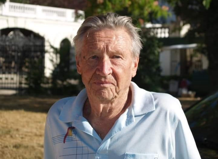 Мой учитель английского языка и технического перевода капитан 3 ранга в отставке Гмызин Евгений Васильевич. Моряк-катерник , в бою потерял обе ноги по колена. Потом всю оставшуюся жизнь ходил на протезах. Человек железной воли (а мы с... его дразнили "Уэлл", пародируя его произношение)