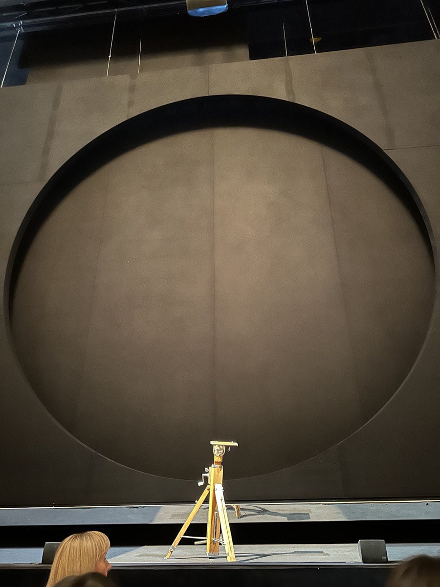 Образ глаза: бесстрастность Флобера, чтобы заглянуть в душу человека. «Бовари» в театре Наций по мотивам романа Гюстава Флобера «Мадам Бовари». Фото автора.