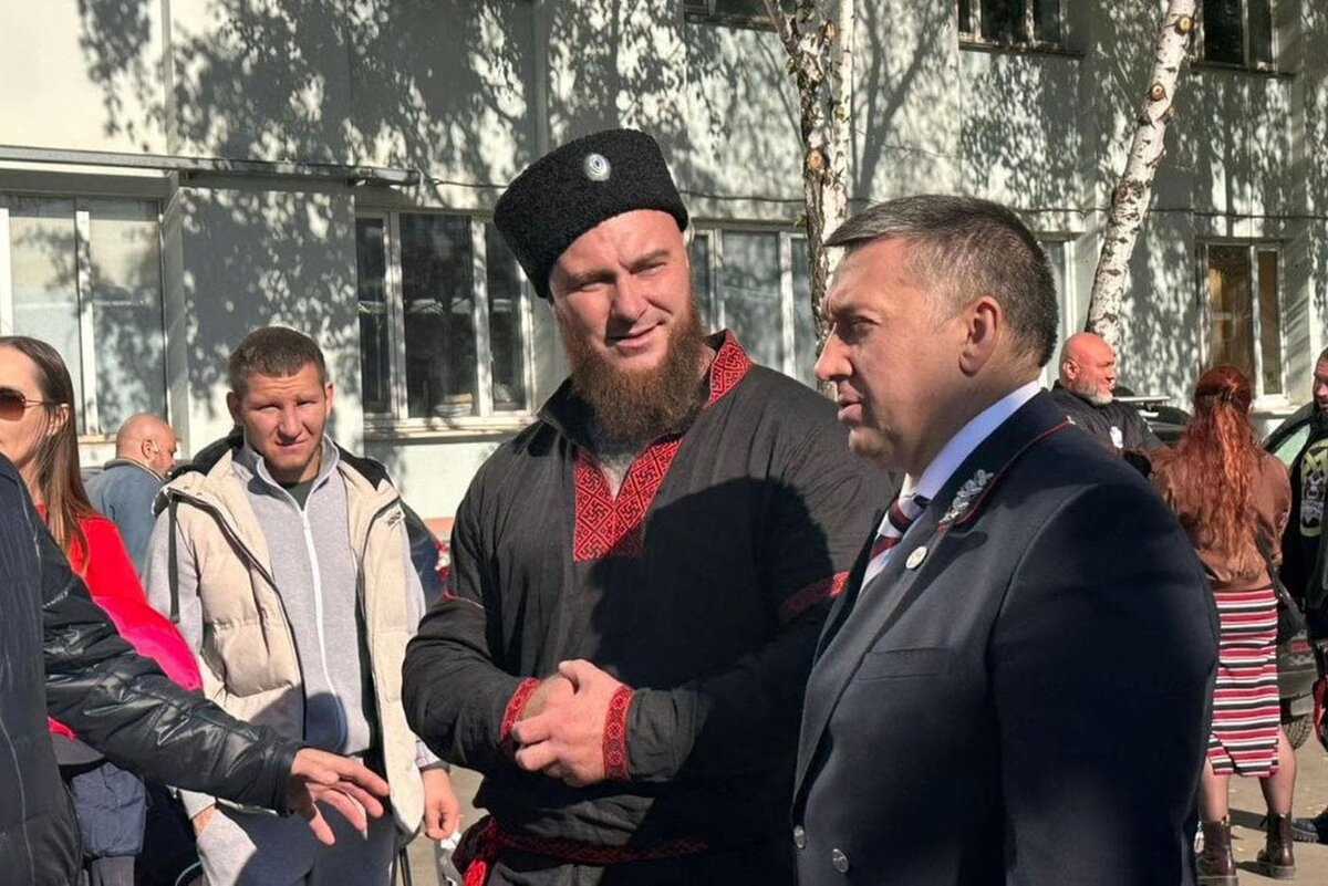    На установлении рекорда присутствовало множество людей. На фото: Роман Новиков (слева) и Петр Потапов (заместитель начальника МЖД).из личного архива