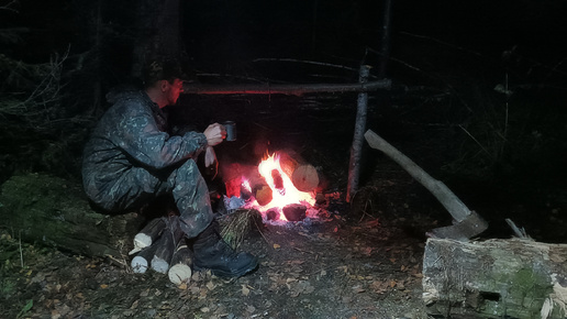 ЖИВУ ОДИН В ЛЕСНОЙ ИЗБЕ.ПОЙМАЛ, ПРИГОТОВИЛ И СЪЕЛ. КОВАРНАЯ ЛЕСИНА, СТРОЙКА ПРОДОЛЖАЕТСЯ.