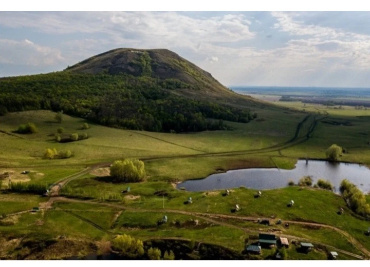 Рядом озеро. 