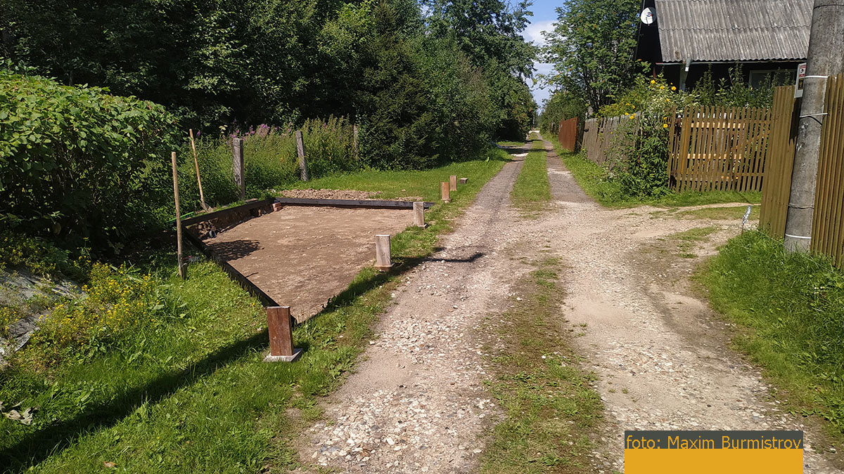 С этого ракурса отлично видна будущая парковка, выполненная в виде неравнобедренной трапеции. 