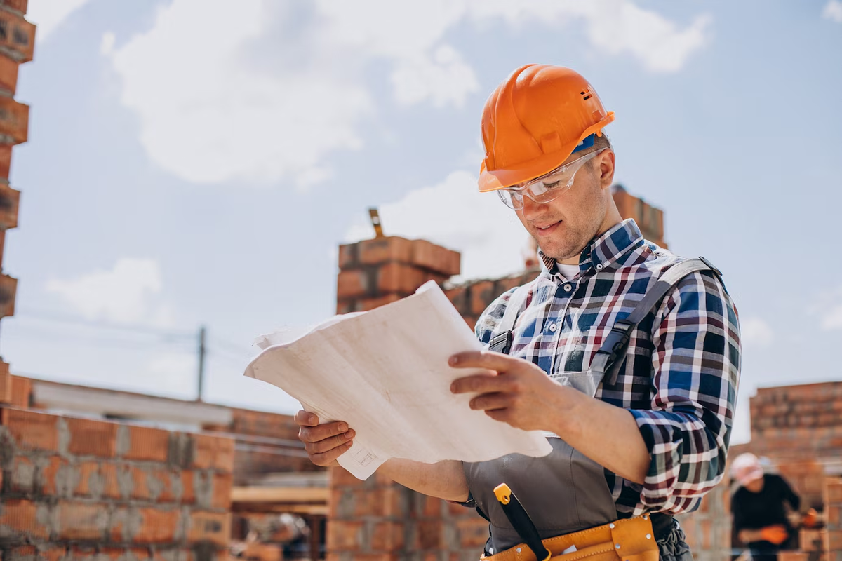 Источник изображения: https://img.freepik.com/free-photo/young-craftsman-building-house_1303-27971.jpg?t=st=1727769594~exp=1727773194~hmac=c74295bac11db9a98269776873136ef1ac1527278e03da227e23d59eb496adc8&w=1380