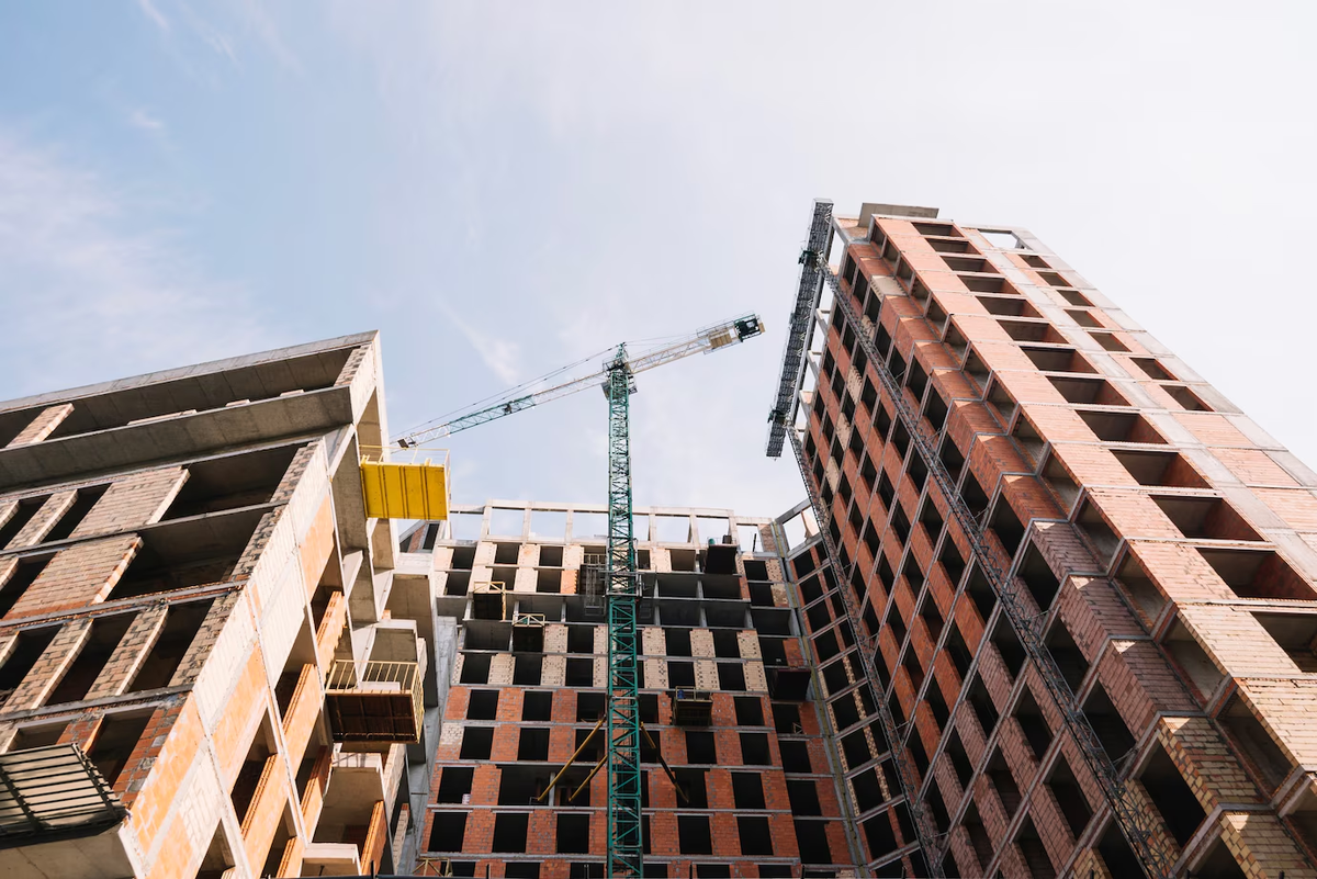 Источник изображения: https://img.freepik.com/free-photo/residential-house-process-building_23-2147694705.jpg?t=st=1727769880~exp=1727773480~hmac=bd2f0ac89b82fe344ccedf800e4ac41fb9c26219fd63b218d00f1ddef3eab61b&w=1380