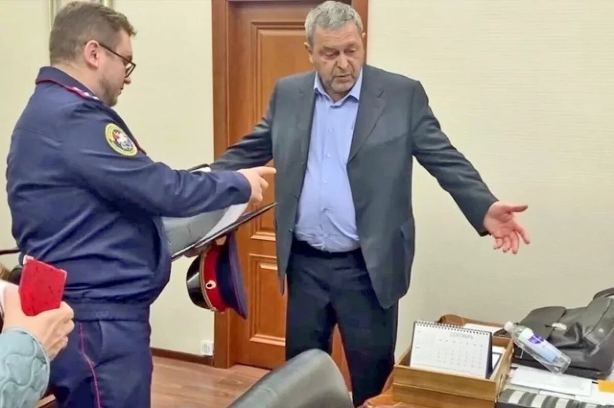    Экс-чиновника подозревают в мошенничестве и хищении 300 тысяч рублей.