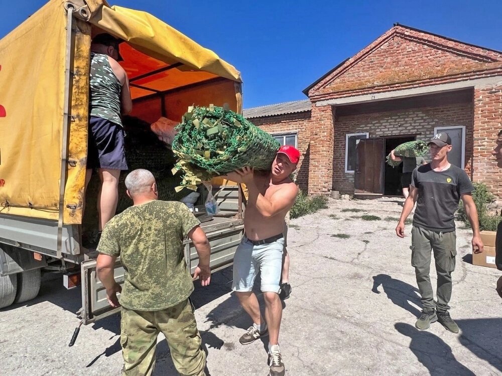    «Мы одни из первых в стране начали ездить к границе с конвоем гуманитарной помощи». Фото: из личного архива героев публикации