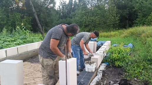 Залили фундамент под баню, начало кладки блоков, делаем все по выходным, работу не кто не отменял))) погода меняется но нас это не пугает.