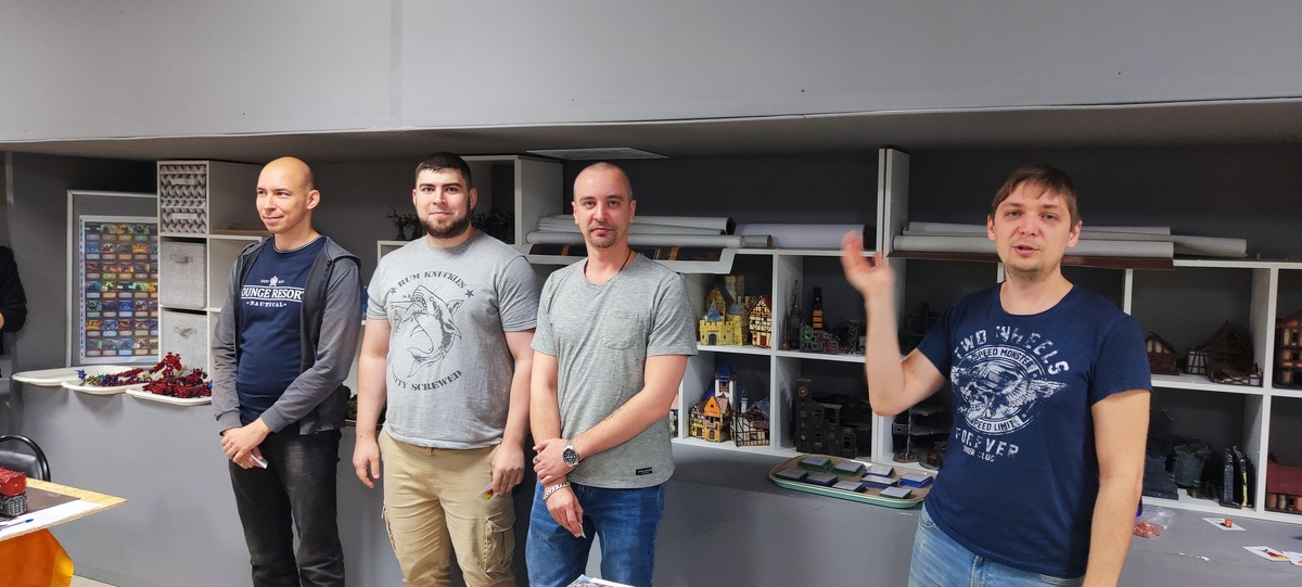 Слева-направо Эльдар, Пожиратель Миров, Чёрный Храмовник, Судья