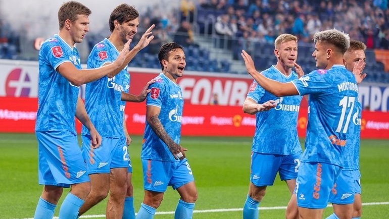    Нападающий Александр Соболев (слева) забил дебютный гол за «Зенит» в матче против «Акрона» (5:1).Вячеслав Евдокимов ФК «Зенит»