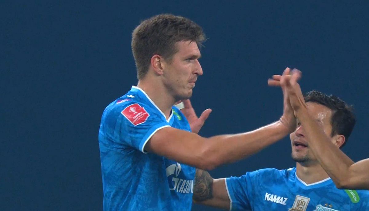 2 октября 2024 года. Александр Соболев принимает поздравления с первым голом за "Зенит". Фото: Матч Премьер