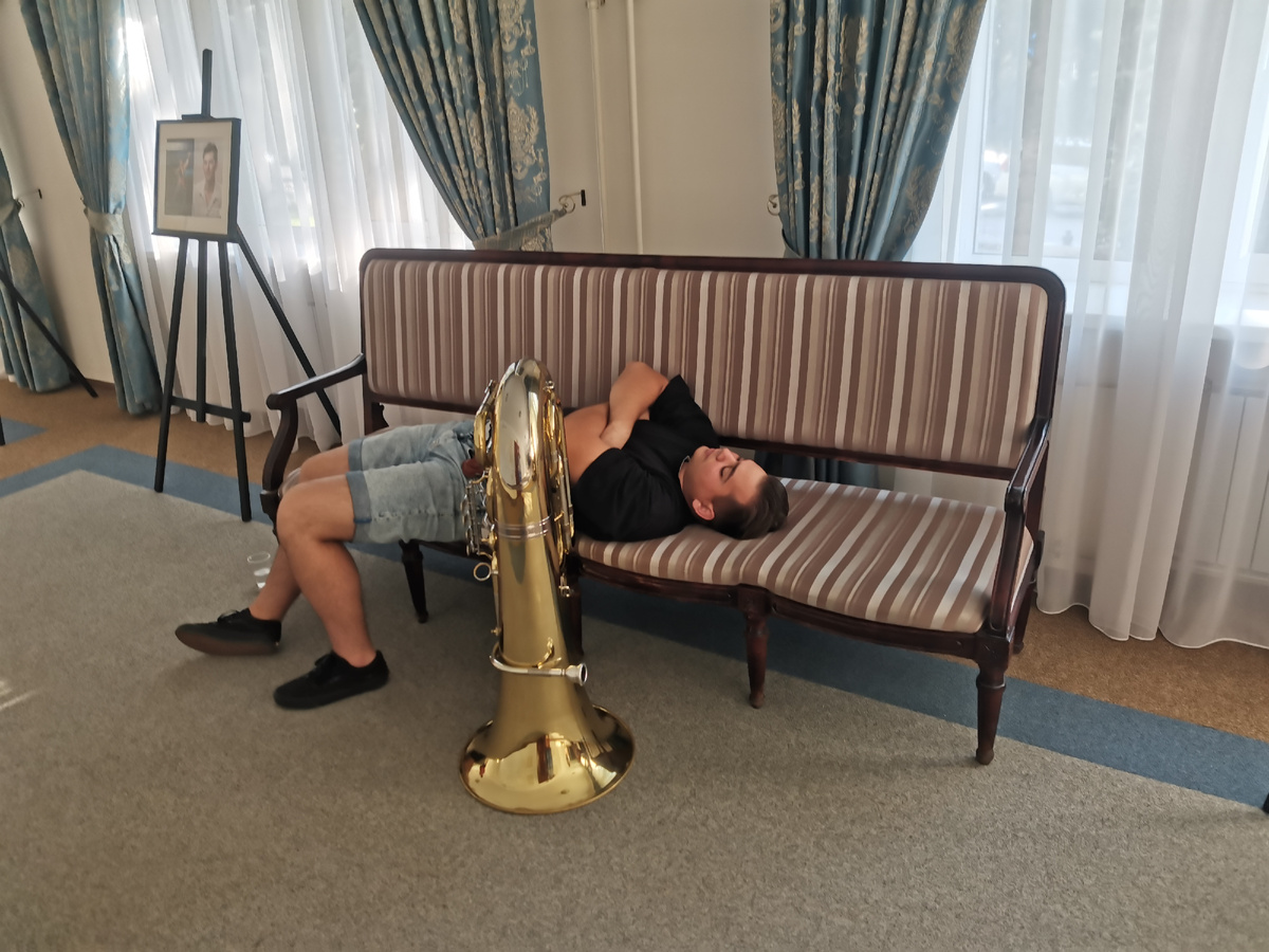 Это наш тубист решил сил набраться перед концертом в театре Нижнего Новгорода. Фото автора.