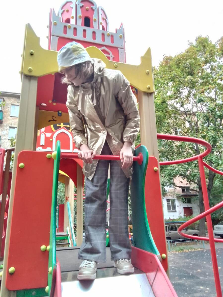 Горка довольно высокая, не меньше 170 см. Но Света не боится