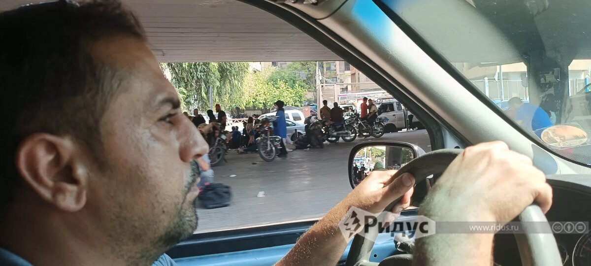    Бейрут 02.10.2024. Под мостом на автостанции множество сирийцев, которые стараются уехать в Сирию, но транспорта не хватает и приходится ждать. © Анхар Кочнева/"Ridus"