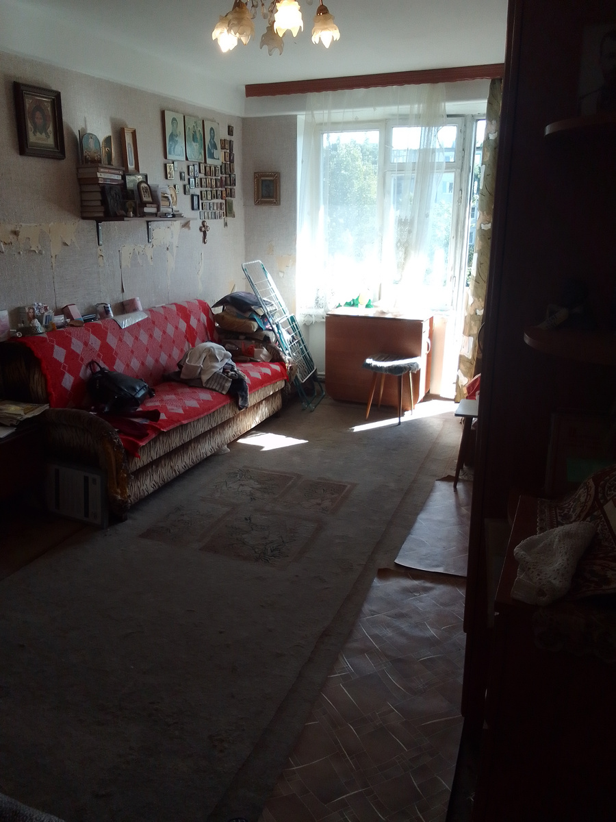 Диван, стол, ковры, линолеум кусками - всё вынесли.