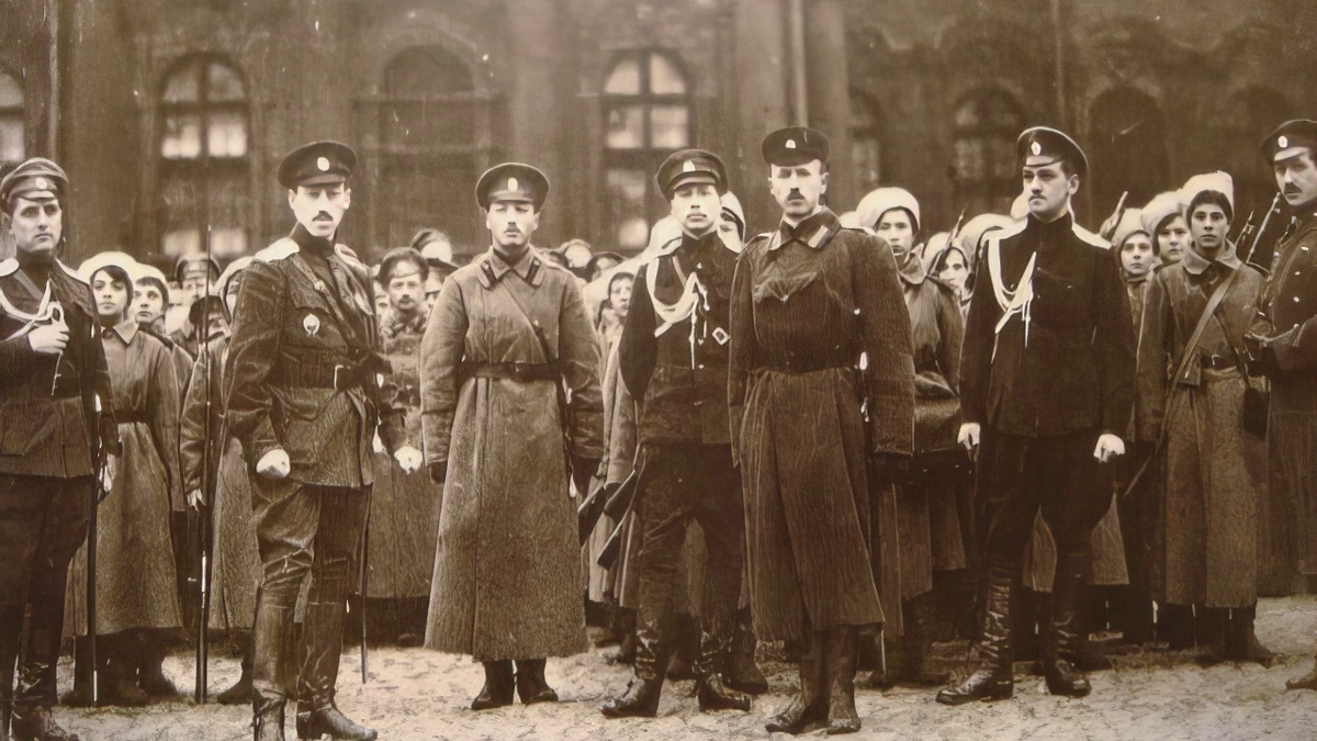 Женский ударный батальон на площади перед Зимним дворцом