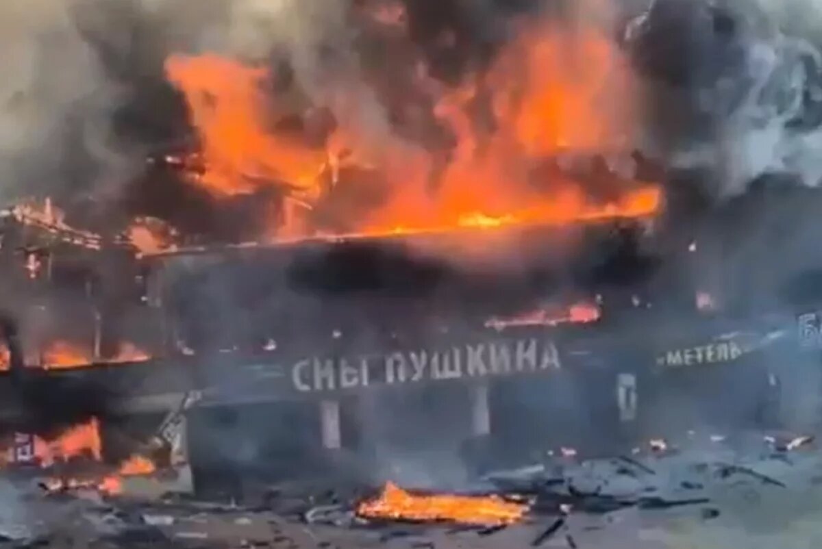    Демешин лично выехал на место возгорания краевого музтеатра в Хабаровске