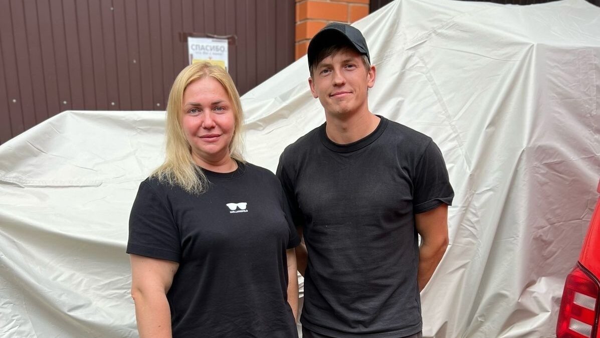    Светлана Козина и стендап-комик Алексей Щербаков, который доставил гуманитарную помощь в "Домик добрых дел". Фото: сообщество "Группа Помощи бездомным и нуждающимся Курска" во ВКонтакте