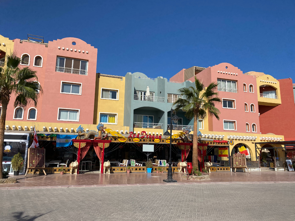 Набережная наполнена кафешками