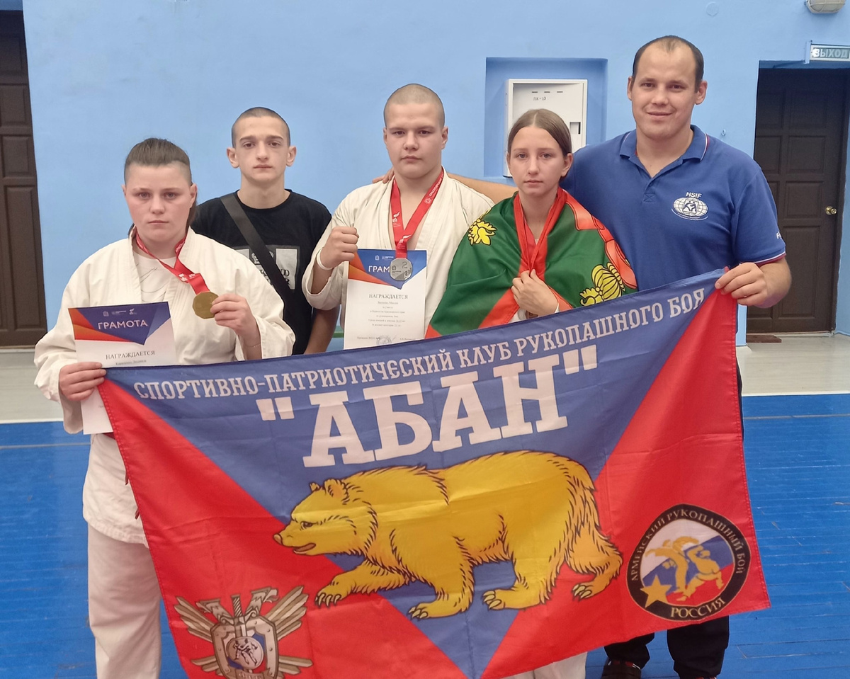 Победители Первенства края по рукопашному бою с тренером Романом Лукьяновым.