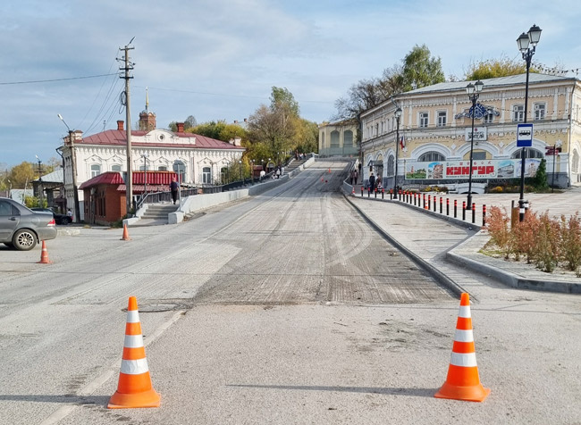 Весь воскресный день, 29 сентября, дорожная техника снимала верхний слой асфальта на улице Гоголя