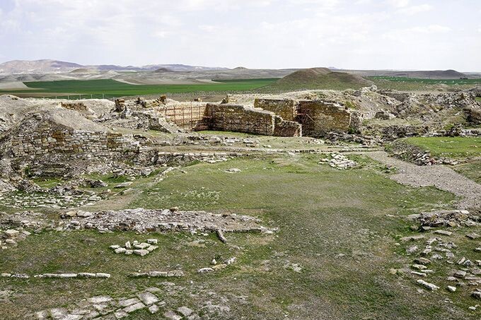 Гордион, столица Фригии, находился на пересечении торгового пути в Вавилон и долины реки Сангарий.