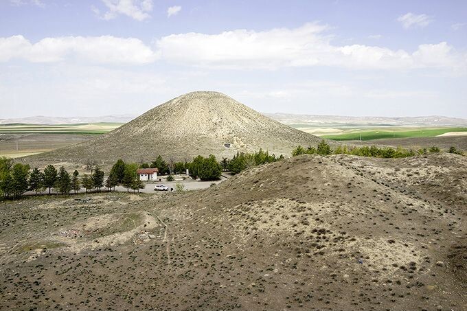 Большой курган Гордиона имеет около 50 метров в высоту и 300 метров в ширину. В могиле находились останки 60-70-летнего вельможи, вероятно, царя Гордиона.