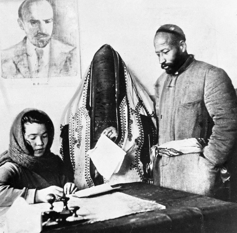 Жених и невеста регистрируются в ташкентском ЗАГСе. Фотограф Георгий Зельма. URL: https://uz.sputniknews.ru/20180114/georgiy-zelma-fotoletopisets-jizni-uzbekistana-7260117.html
