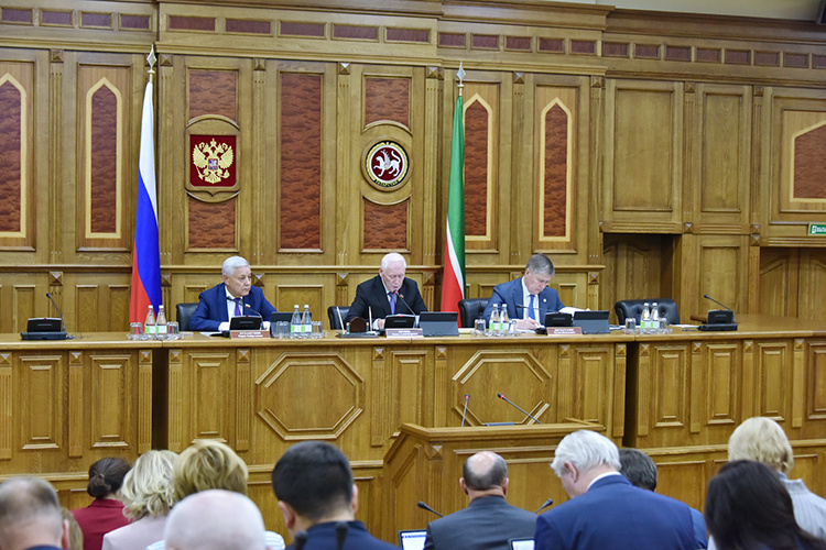    Расходы бюджета РФ увеличатся на 9% с 37,2 трлн по итогам 2024-го до 41,5 трлн в 2025-м.   
Фото: gossov.tatarstan.ru