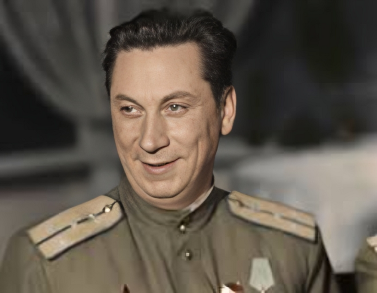 Василий Меркурьев - кадр из х/ф «Небесный тихоход» (1945)