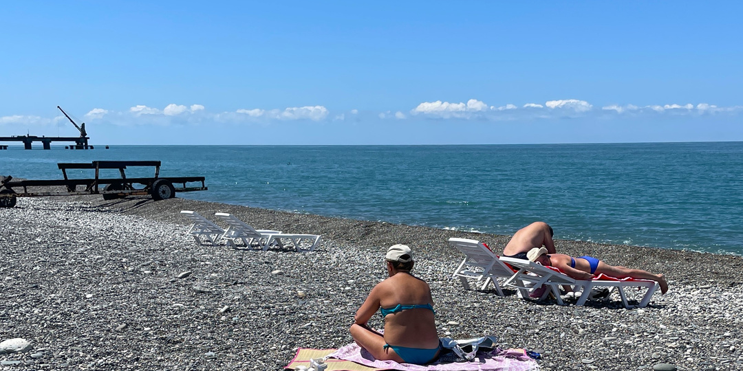 Такая вот Абхазия без прикрас. Идем пешком от села Алахадзы до Цитрусового вдоль моря. Купаемся по пути и загораем