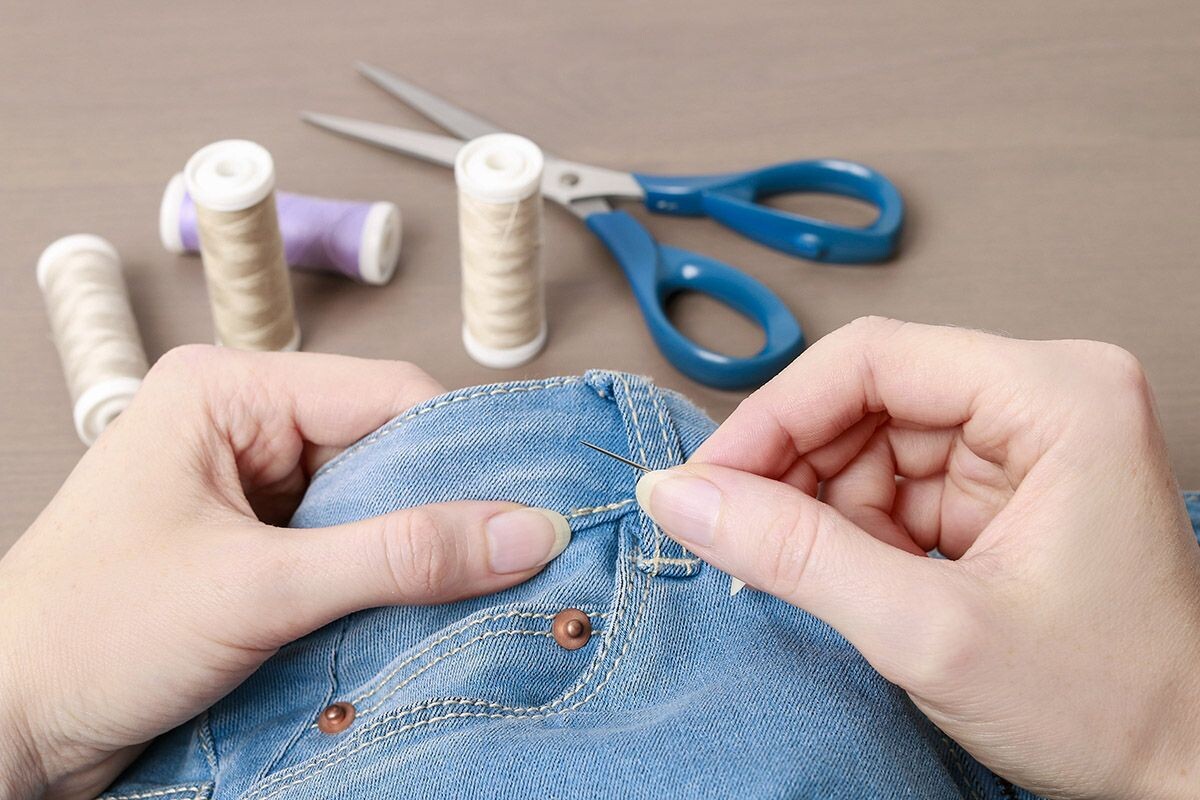 Если талия приросла заметно, отпаривание не спасет. Джинсы придется расставлять. Источник: Shutterstock📷
