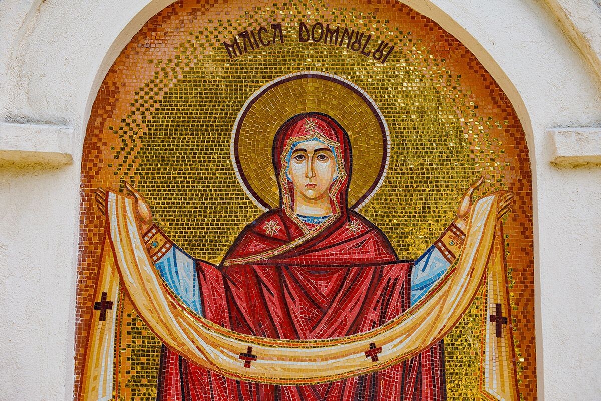 Богородицу, распростершую защитный омофор над верующими, часто изображают на иконах и фресках в храмах. Ходожско-Бодрогский монастырь в Румынии. Источник: Shutterstock📷
