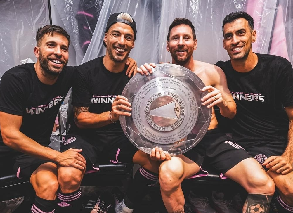 Лионель Месси, Жорди Альба, Луис Суарес и Серхио Бускетс с призом за победу в регулярке МЛС. Фото: соцсети