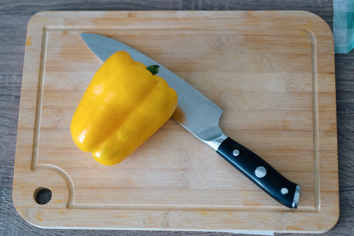 Я использовал один большой жёлтый перец, но вы можете взять два небольших перца разных цветов для более эффектной подачи. :)