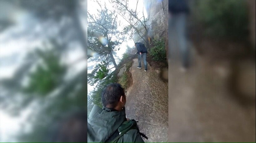    Китайский турист снял на видео эпичное падение с горы