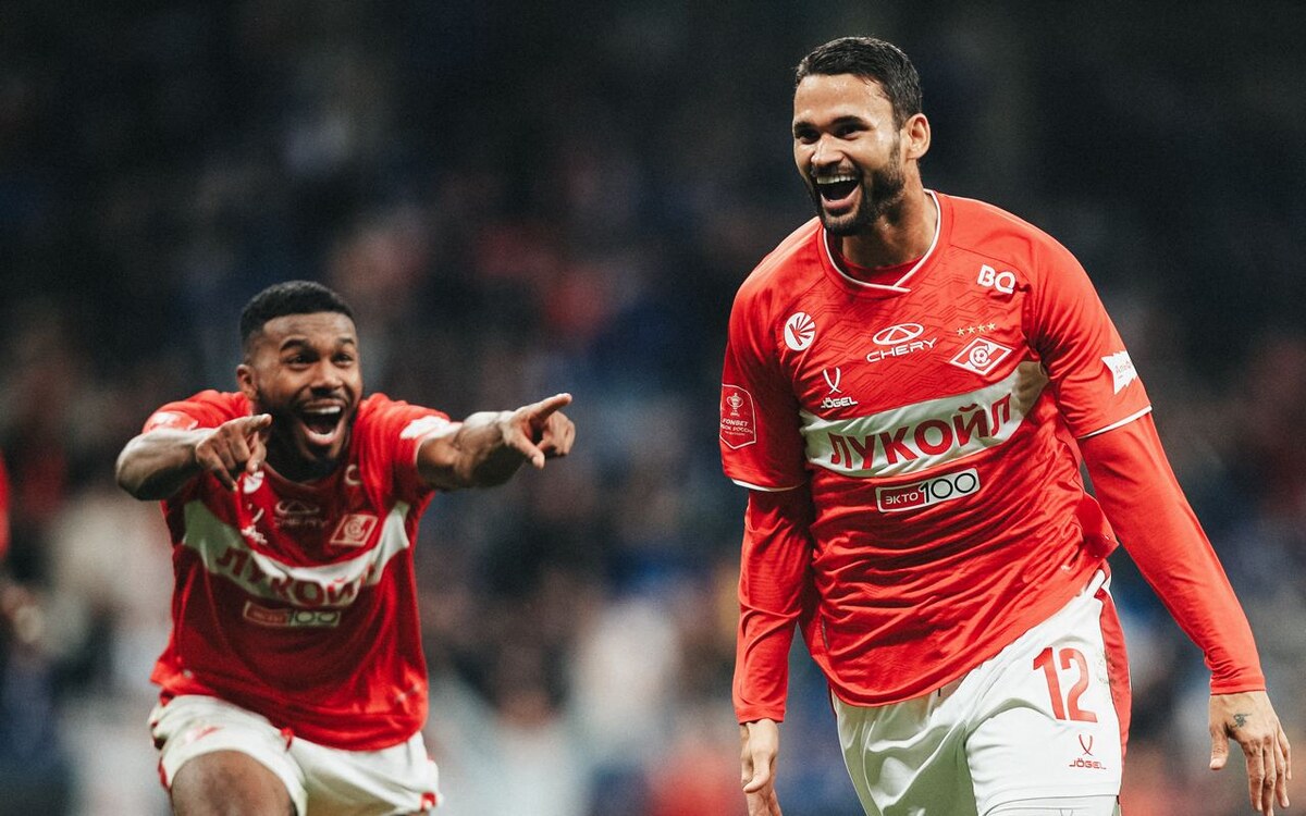 Маркиньос и Виллиан Жозе радуются победному голу  