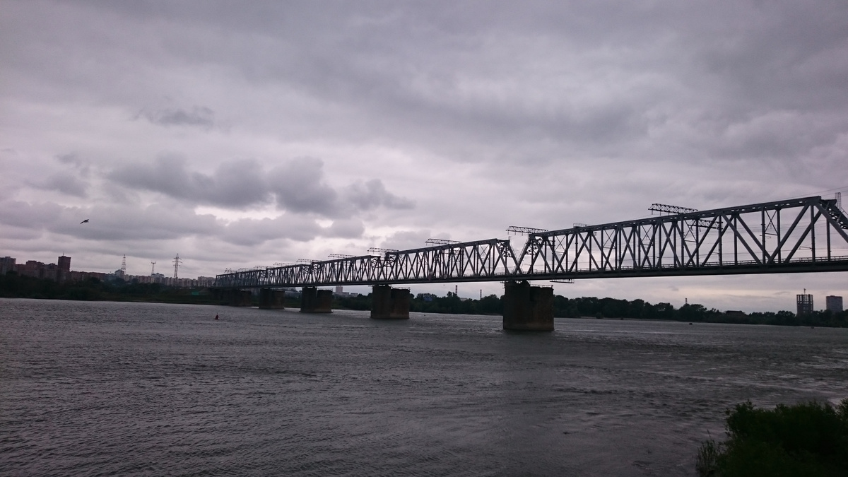 Вид на ж/д мост через Обь в Новосибирске 