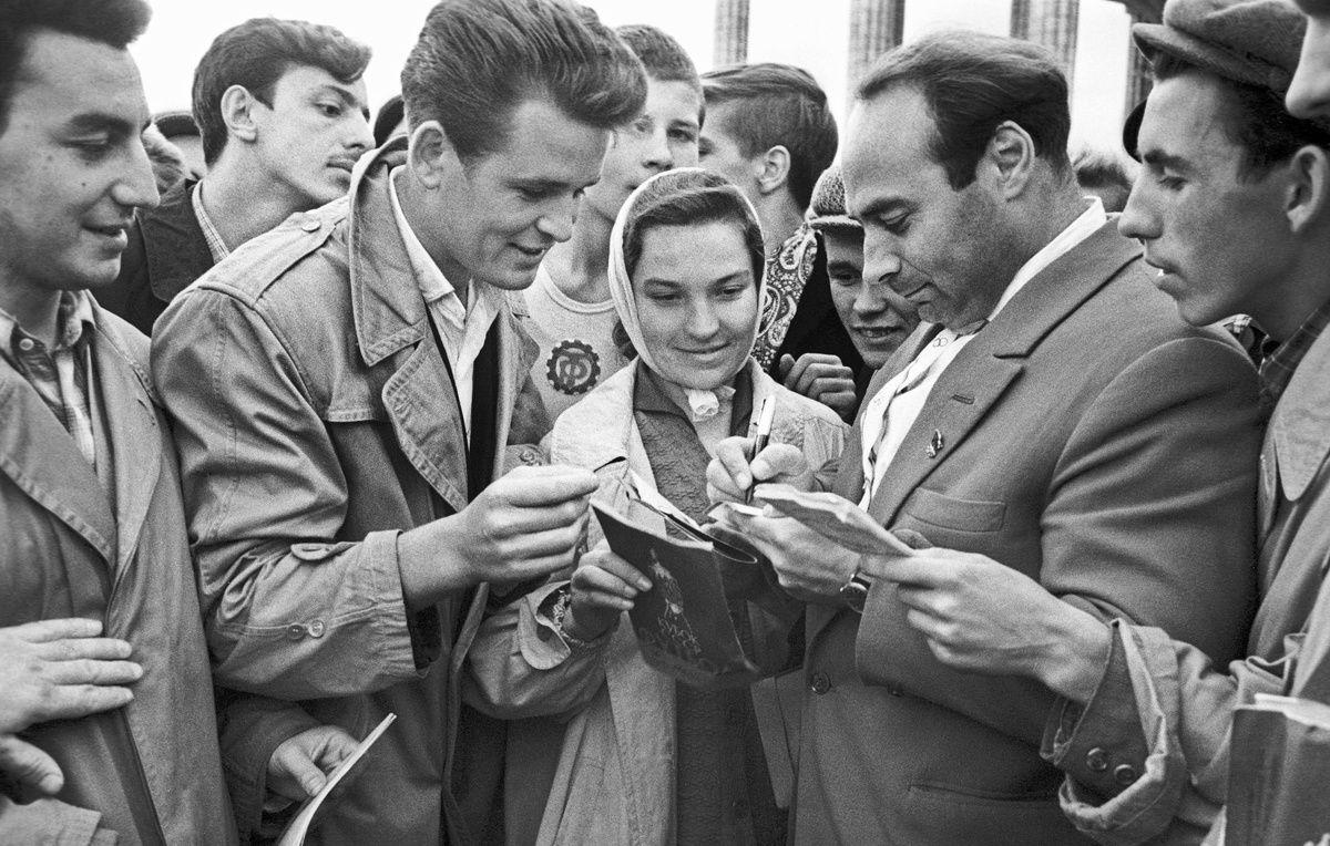    Аркадий Воробьев раздает автографы, 1960 год