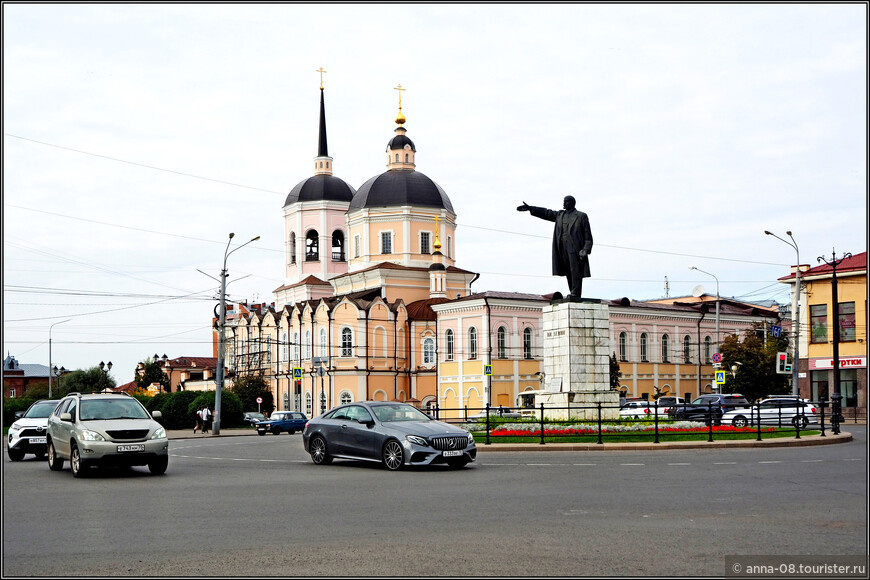 Памятник Ленину немного странно смотрится среди зданий уже позапрошлого века © Анна Кудрявцева