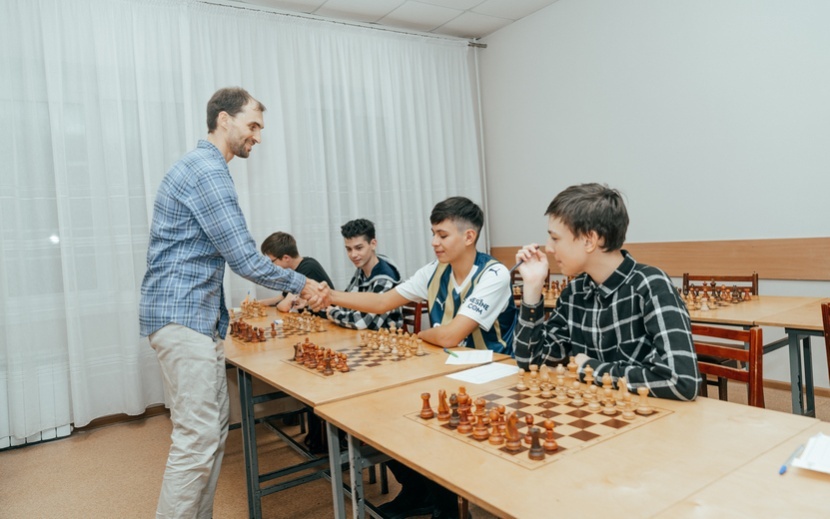    Сеанс одновременной игры с Борисом Савченко. Фото: Маша Бакланова