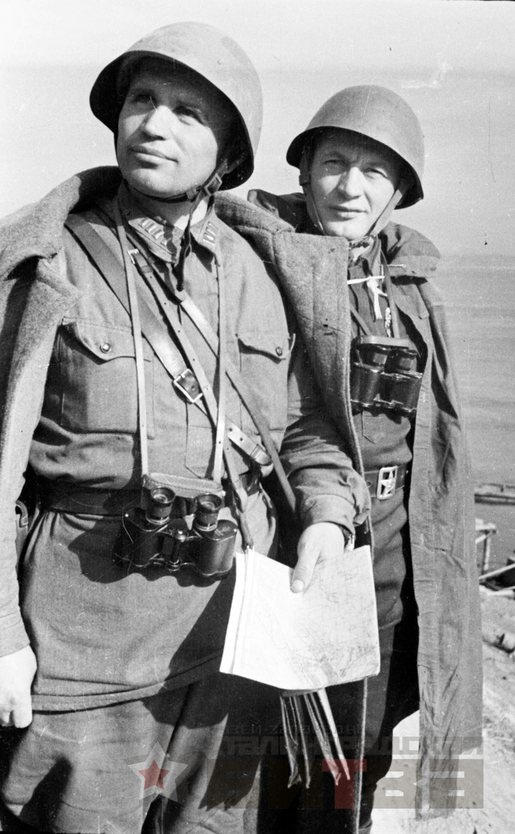 Рюмкин Я.И. Денисенко Михаил Иванович, полковник, командир 36-й Гвардейской стрелковой дивизии и Кудрявцев И.В., бригадный комиссар, заместитель по политической части дивизии. Октябрь 1942 г.