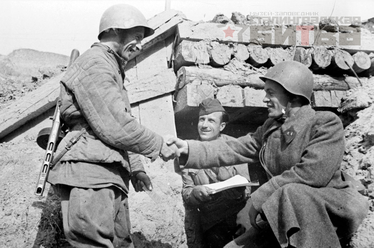 Рюмкин Я.И. Денисов Григорий Иванович, батальонный комиссар, начальник политотдела 36-й Гвардейской стрелковой дивизии вручает партийный билет красноармейцу Серову. Октябрь 1942 г.