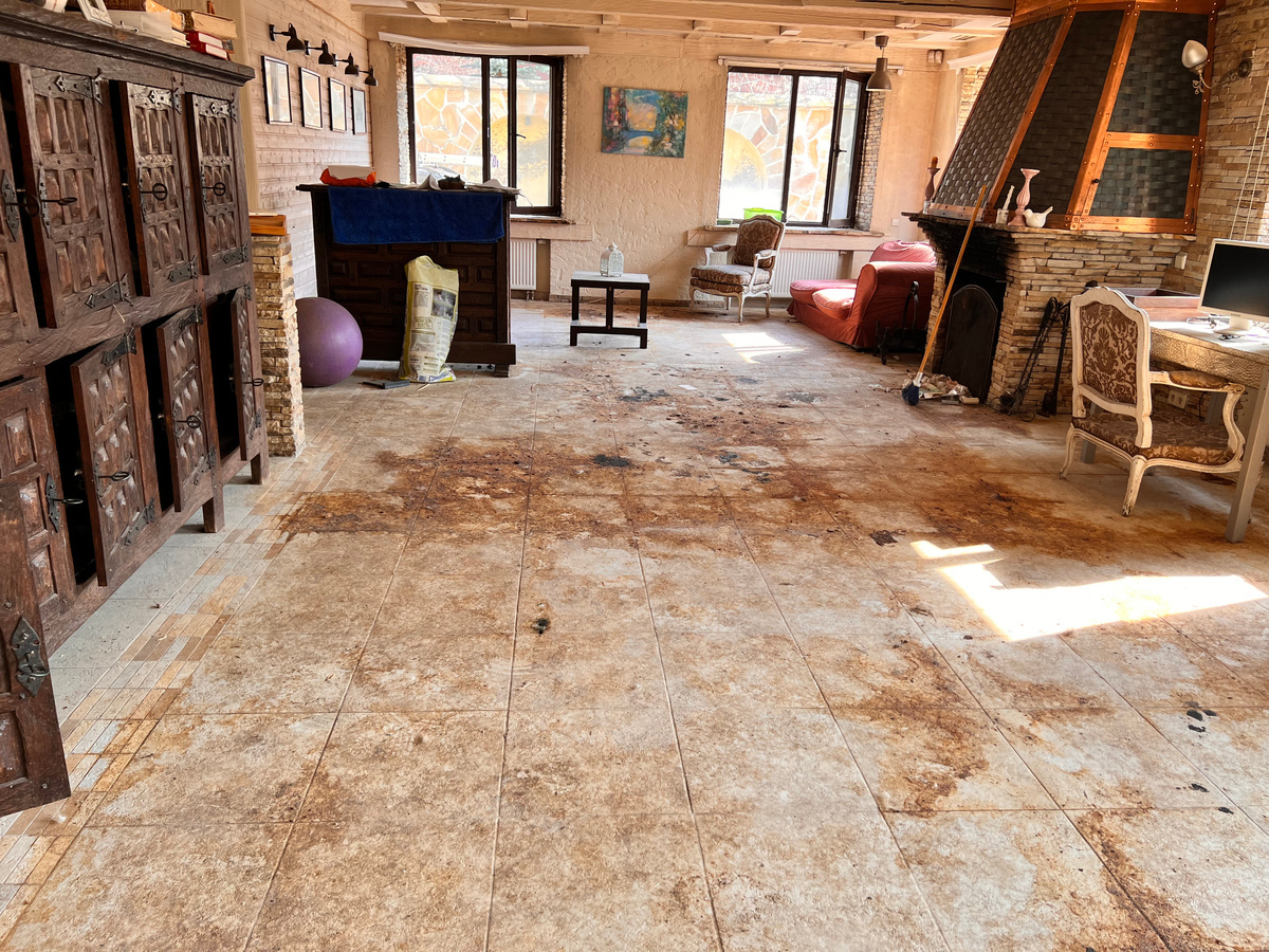 просто влажная уборка с таким полом не справится