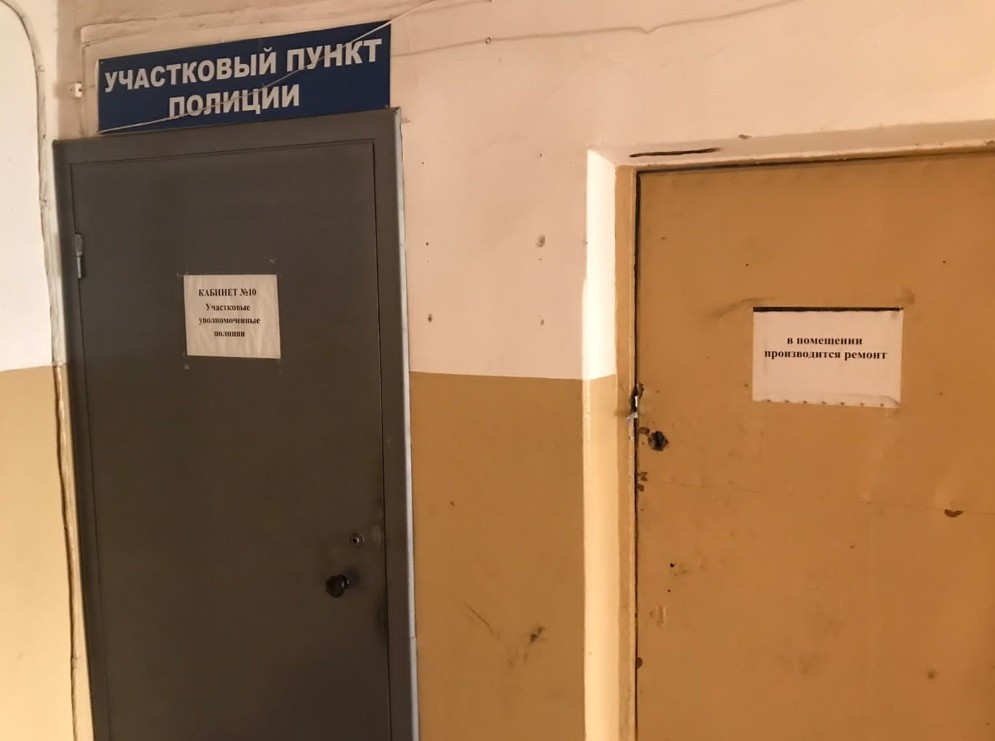 В комментариях под похожими публикациями о приватизации муниципального имущества нередко находятся желающие его приобрести, но люди просто не знают, где искать такие объекты.  
 
 — К торгам допустят только кого надо. Которые и сработают на понижение. Участок с большим домом и большим гаражом за 5 млн удачное вложение денег, — рассуждают читатели.Здание по ул. Салтыкова-Щедрина, 10 в Тракторозаводском районе пытаются приватизировать в третий раз, на этот раз за 517 300 рублей. До этого на торги не заявился ни один участник. Изначально особняк с участком пытались продать за 10 346 000 рублей, затем цена снизилась вдвое, до 5 173 000. Но и это не помогло. Торги снова оказались неудачными.📷    Skrinshot-23_08_2024-103933
Теперь двухэтажный особняк площадью 518,6 квадратного метра 1950 года постройки выставили на торги по минимально допустимой цене в 517 300 рублей. Она составляет 5% от начальной цены имущества. При этом к основному зданию прилагается гараж площадью 34,7 квадратного метра и участок в 938 квадратных метров, на котором расположено имущество.📷    Skrinshot-23_08_2024-103857
Заявки на торги принимают до 25 ноября.  
 
 Для сравнения: комната в девять квадратных метров в соседней жилой двухэтажке выставлена на продажу дороже, чем бывшее здание ГИБДД с участком и гаражом. За нее просят 750 тысяч рублей.📷    Скриншот 03-10-2024 103833
