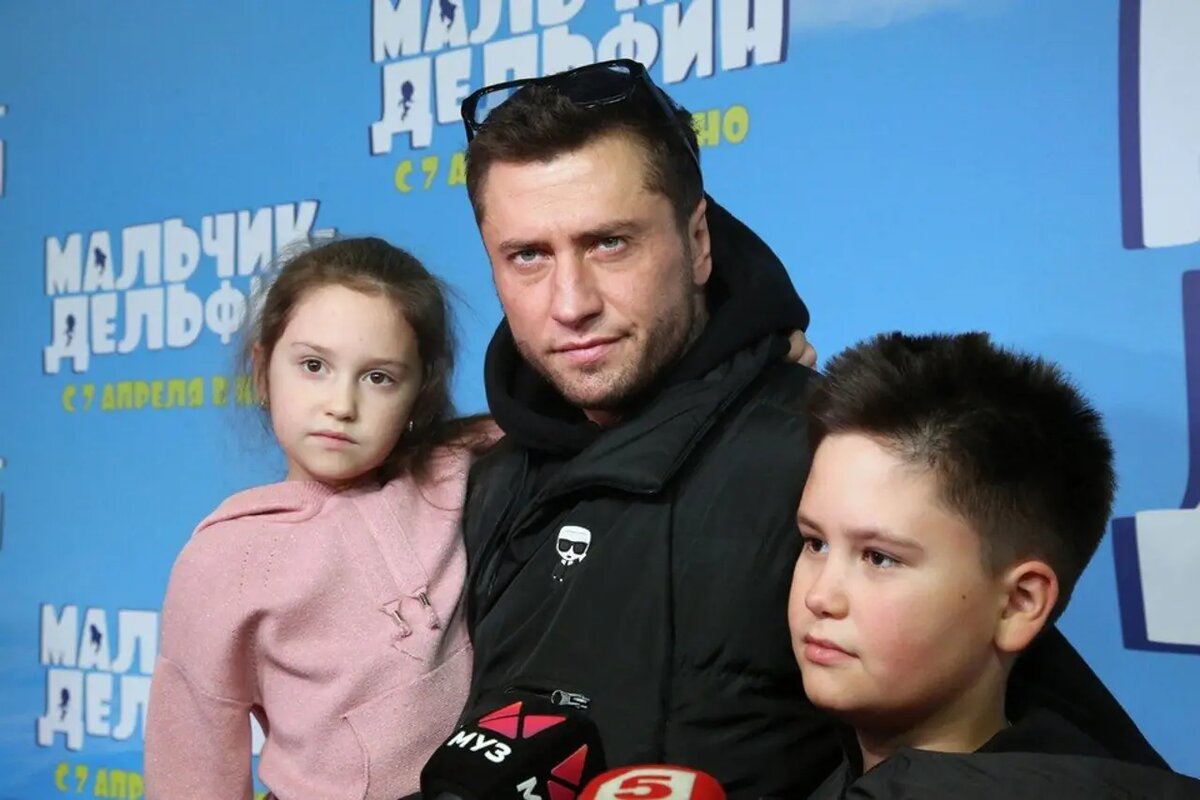   Павел Прилучный с детьми