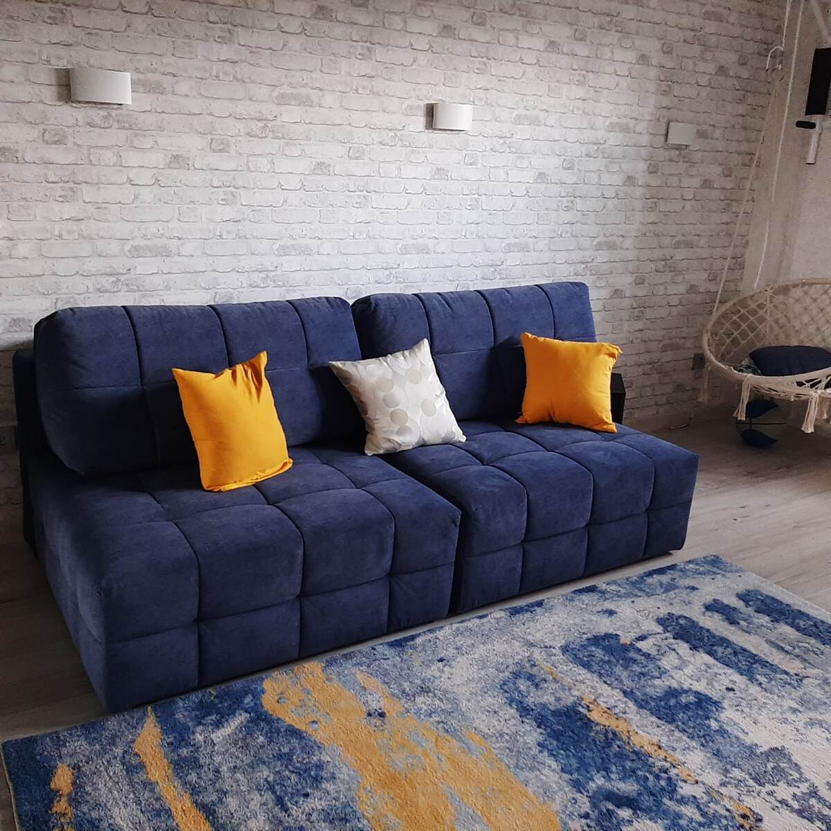 Повышенный комфорт достигается за счет качественного наполнения - блока независимых пружин и пены ELAX (ППУ EHR), которая обладает рядом преимуществ: -материал состоит из ячеек разного размера, что дает одинаковый комфорт для людей различной весовой категории; -Elax повторяет изгибы тела, обеспечивая правильную поддержку во время сна;
-гипоаллергенный материал, не вызывает аллергических реакций, идеален для детей и пожилых людей;
-материал пожаробезопасен;
-высокий срок службы (15 лет).