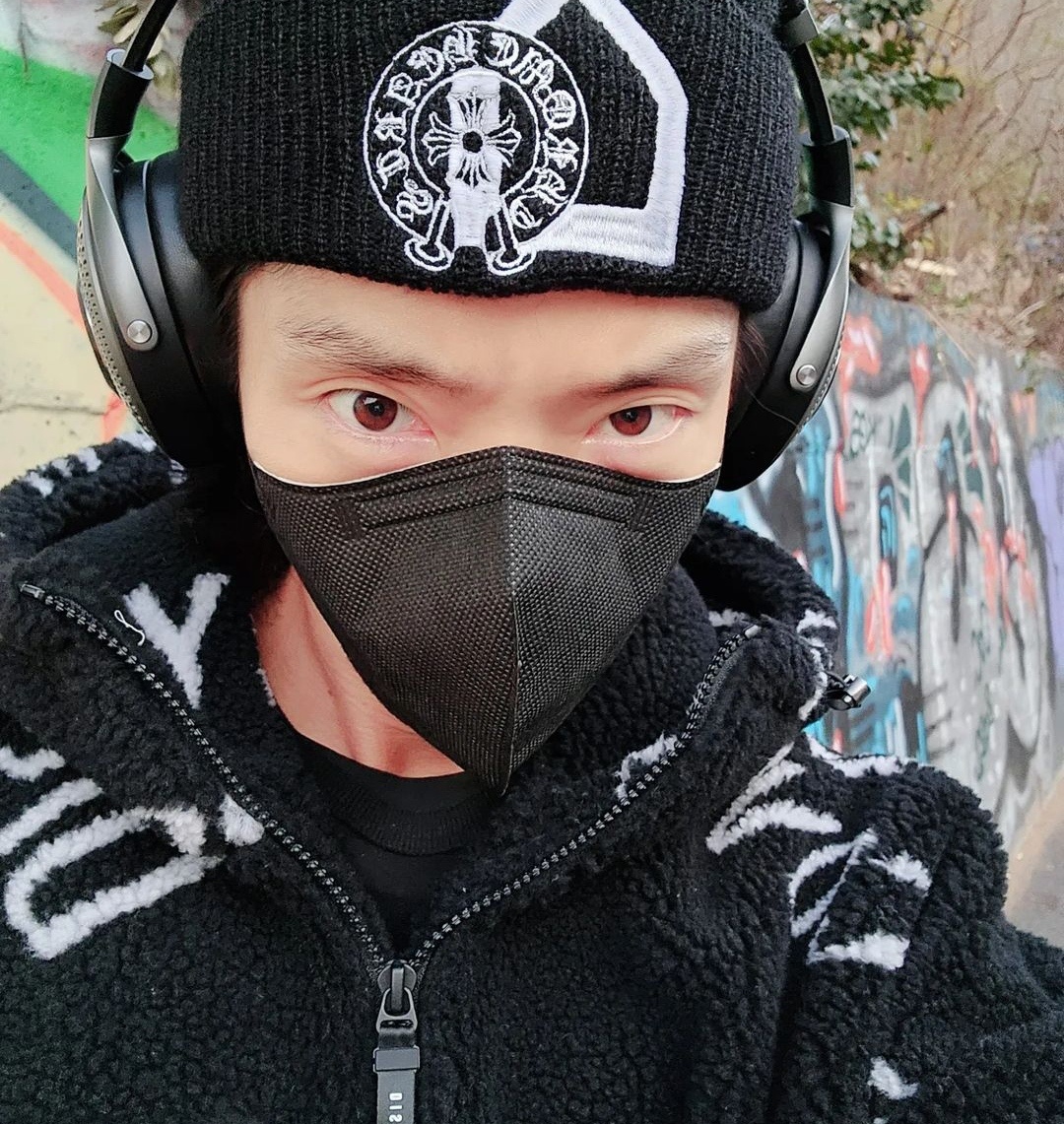 Джунги сурово спрашивает себя - а ты готов к бегу? Да, к бегу. Да, в любую погоду? Подумай, прежде, чем ответить! Он же не только в беге, но и в единоборствах сидён. А ты и в беге не важнец)))