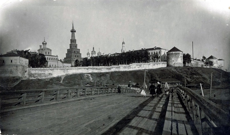 1918. Казань. Вид с Хижицкого (Кизического) моста в сторону Крепости. На башню Сююмбике устанавливают полумесяц