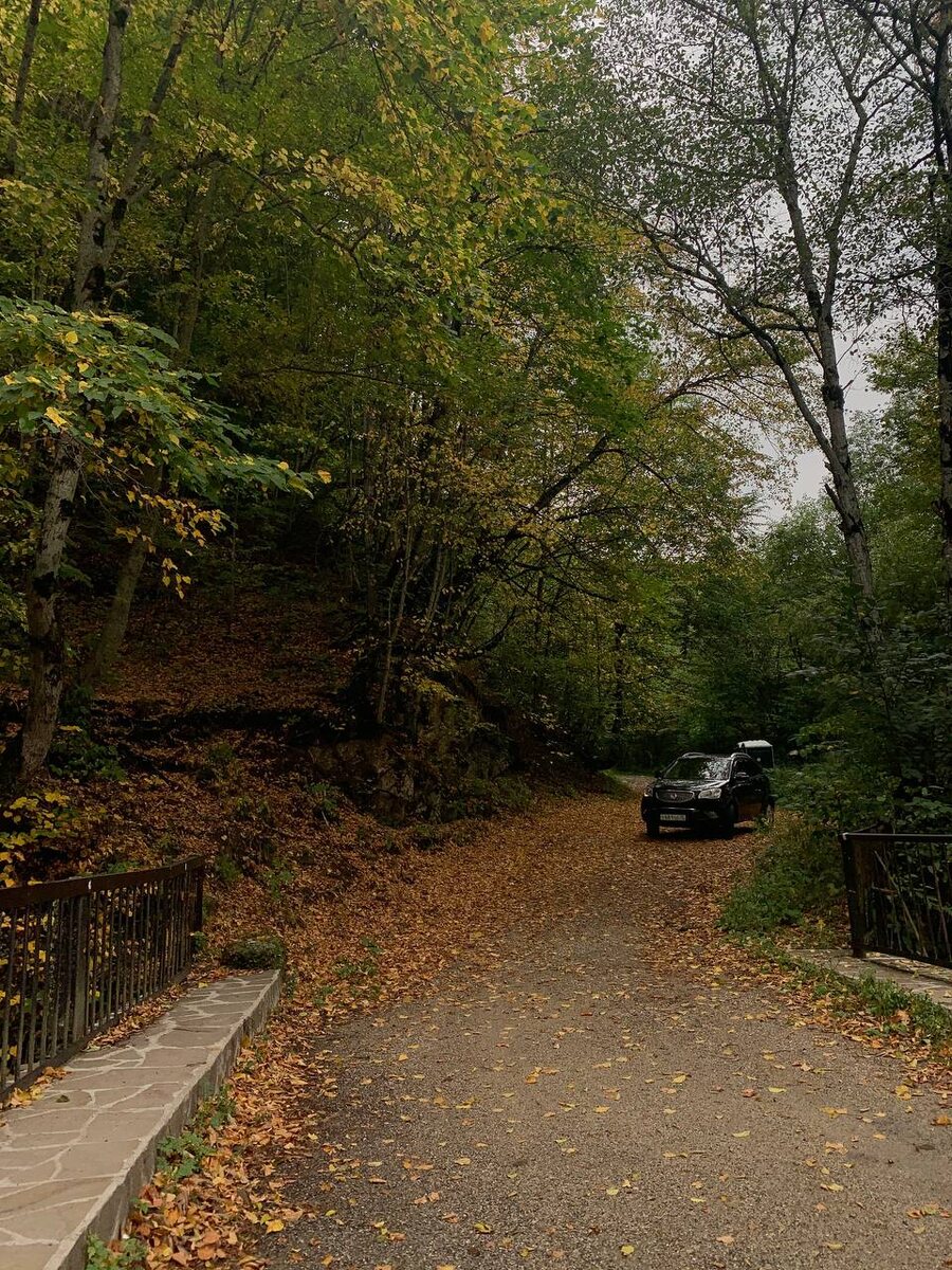 Чем выше в горы, тем больше чувствовалась осень, хотя на календаре было 24 августа.