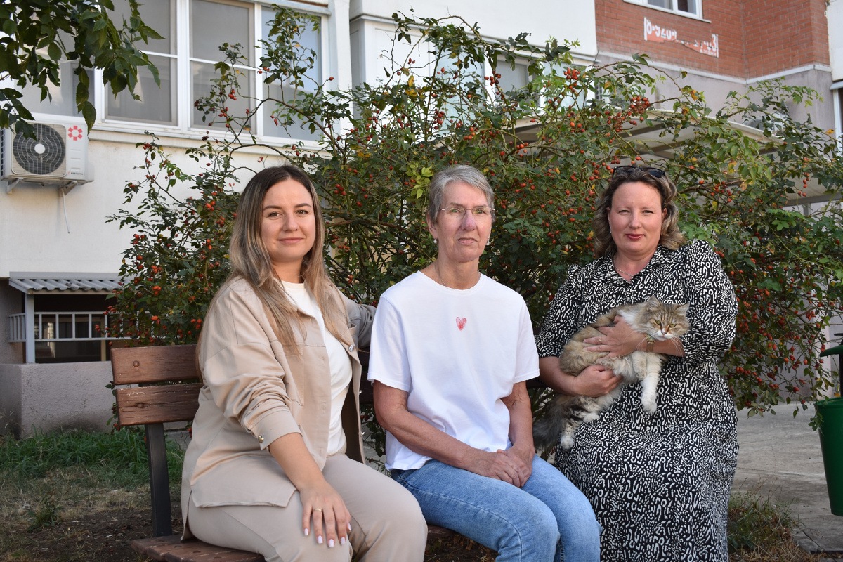 Татьяна Крутоголовенко с дочерью Диной Авериной и невесткой Светланой Крутоголовенко  во время семейных посиделок разговаривают о работе: обсуждают учебники и планы уроков, делятся советами общения  с классом и поддерживают друг друга в кризисные моменты.
